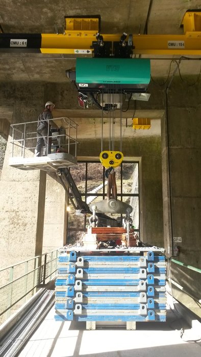 MEIJE installs VERLINDE EUROBLOC VT hoists for the renovation of 6 EDF hydroelectric dams on the River Maulde.